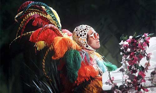 Elton John prepara nuevas canciones para el remake de El Rey León.