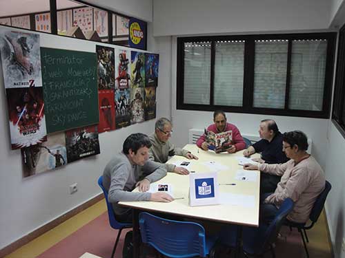Grupo de lectura fácil redactando noticias para ACCIÓN