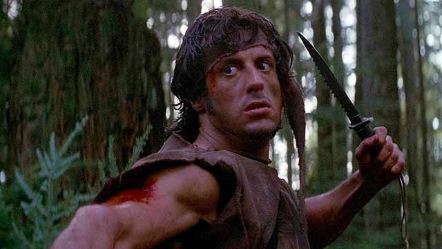 Stallone presenta el nuevo cuchillo de Rambo en una foto del rodaje.