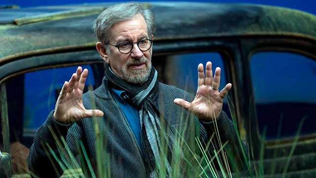 Steven Spielberg insta a los cineastas a seguir haciendo películas para los cines