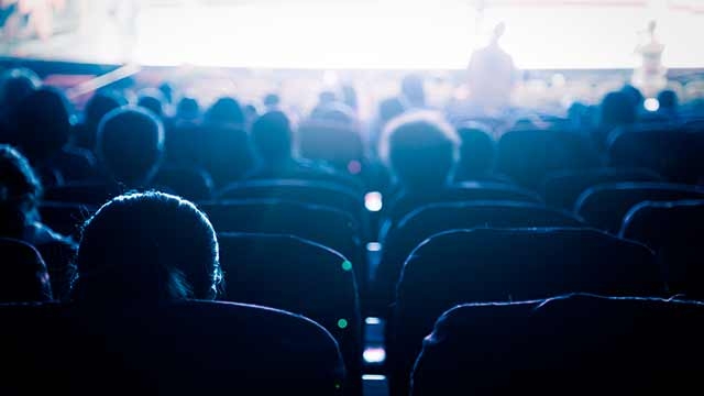 Los cines norteamericanos tendrán menos sesiones o cerrarán varios días debido a la pandemia.