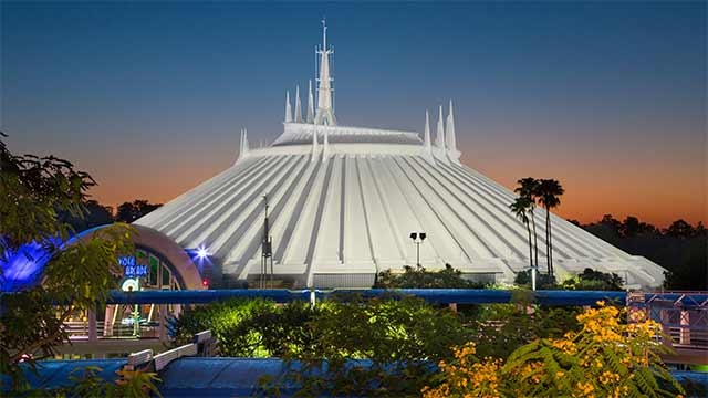 Disney prepara adaptación de su atracción Space Mountain